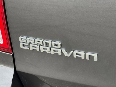 Used 2018 Dodge Grand Caravan SE w/ UConnect Hands-Free Group image 31