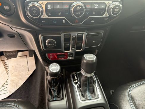 Used 2023 Jeep Wrangler Unlimited Rubicon 4xe w/ Cold Weather Group AWD/4WD image 17