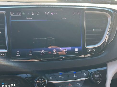 Used 2024 Chrysler Pacifica Touring-L image 20