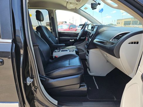 Used 2016 Chrysler Town & Country Touring FWD image 27