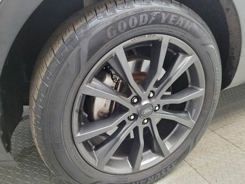 Used 2018 Ford Explorer XLT w/ Equipment Group 202A AWD/4WD image 31