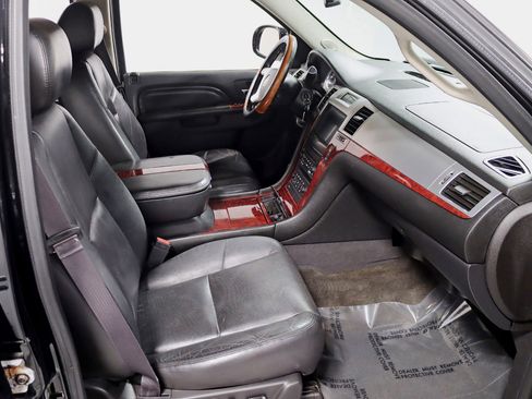 Used 2011 Cadillac Escalade EXT image 25