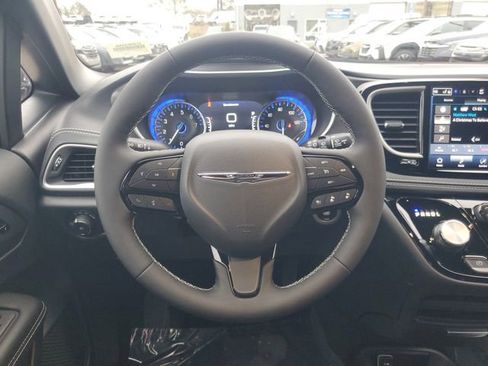 New 2026 Chrysler Pacifica Select image 12