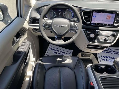 Used 2023 Chrysler Pacifica Touring-L FWD image 14