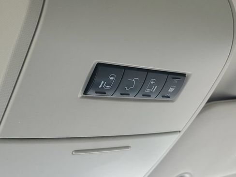 Used 2010 Chrysler Town & Country Limited w/ Entertainment Group #3 FWD image 31
