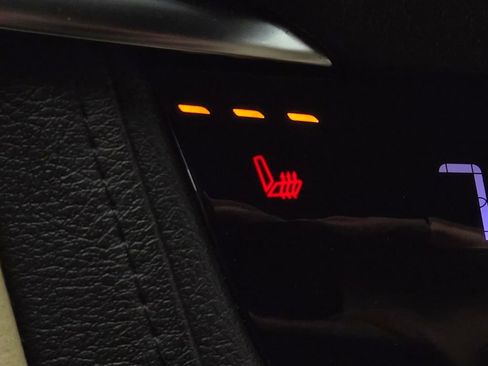 Used 2018 Cadillac XT5 AWD image 3