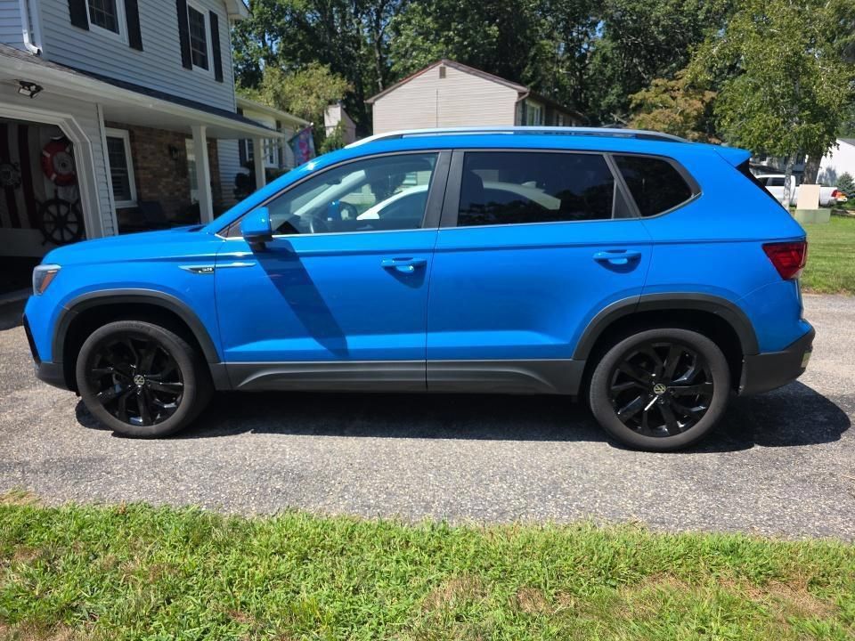 Used 2023 Volkswagen Taos SE w/ Panoramic Sunroof Package AWD/4WD image 6