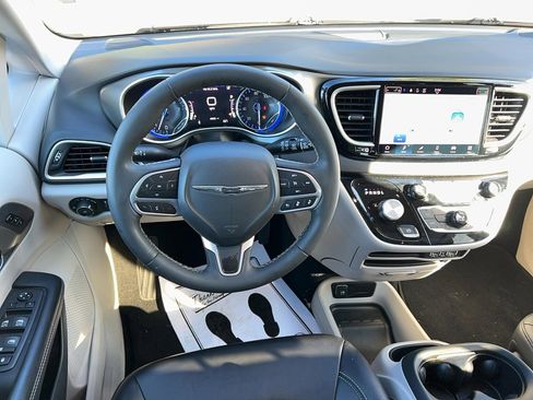 Used 2024 Chrysler Pacifica Touring-L image 15