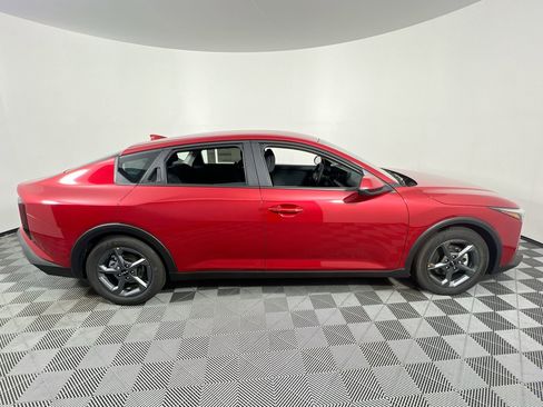 New 2025 Kia K4 LXS image 2