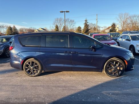 Used 2018 Chrysler Pacifica Touring-L Plus w/ Advanced Safetytec Group image 2