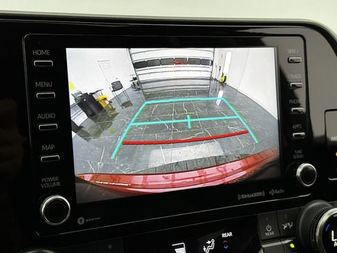 Used 2020 Toyota Highlander XLE image 17