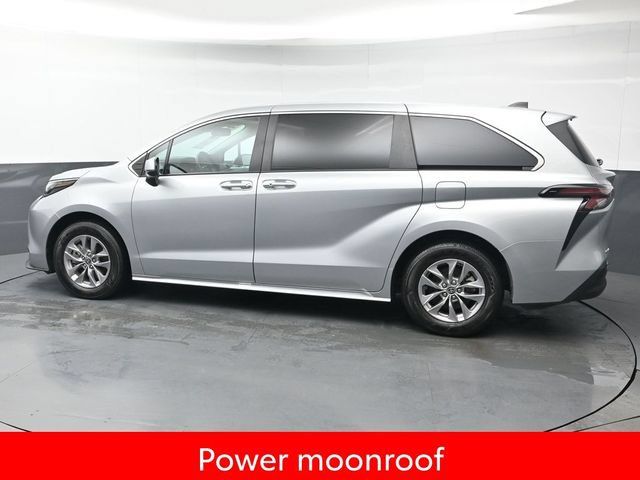Used 2025 Toyota Sienna XLE FWD image 4