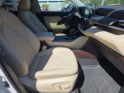 Used 2022 Toyota Highlander XLE image 14