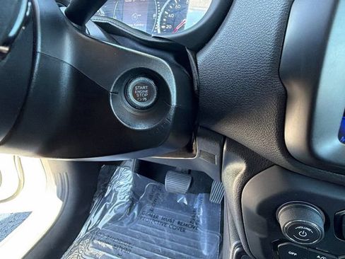 Used 2023 Jeep Renegade Latitude AWD/4WD image 17