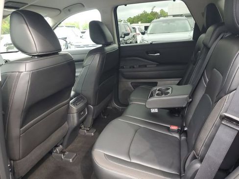 Certified 2025 Nissan Pathfinder SL w/ Cargo Package AWD/4WD image 17