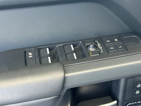 Used 2024 Land Rover Defender 110 X-Dynamic SE AWD/4WD image 13
