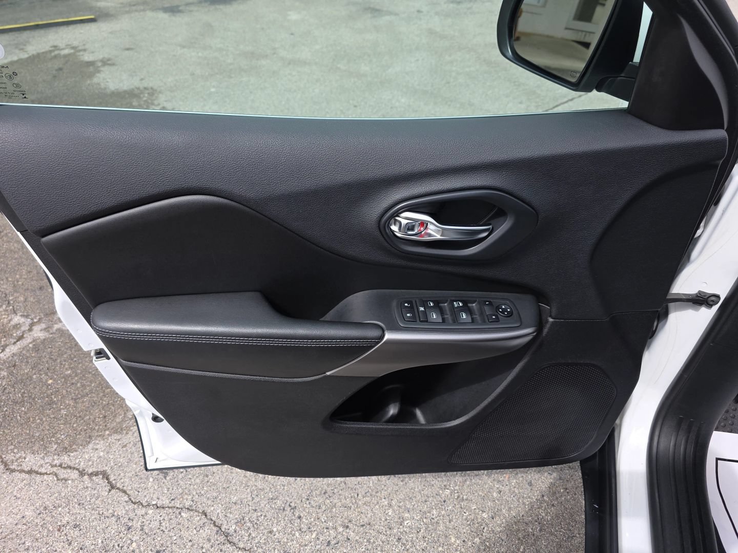Used 2019 Jeep Cherokee Latitude w/ Popular Appearance Group FWD image 22