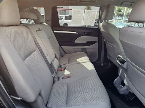 Used 2018 Toyota Highlander LE image 12