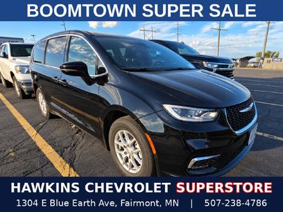 Used 2025 Chrysler Pacifica Select
