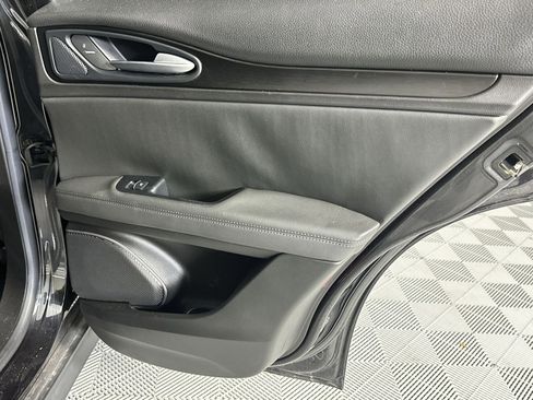 Used 2019 Alfa Romeo Stelvio AWD image 32