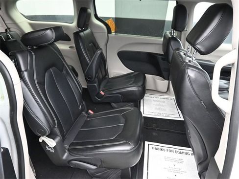 Used 2023 Chrysler Pacifica Touring-L image 7