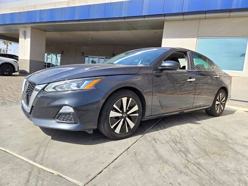 Used 2022 Nissan Altima 2.5 SV FWD image 2