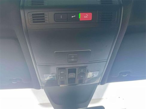 Used 2022 Volkswagen Tiguan SE R-Line image 31