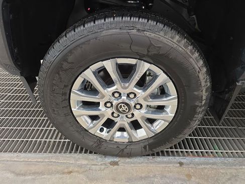 Used 2025 Toyota Tacoma Limited image 27