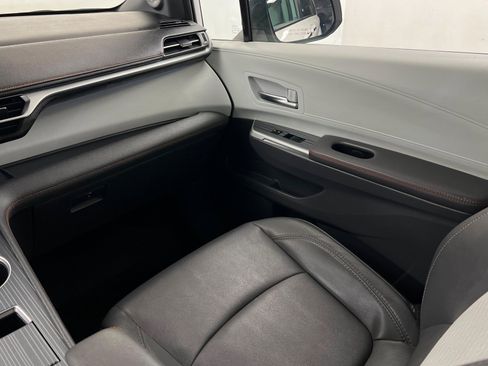 Used 2023 Toyota Sienna XSE w/ XSE Plus Package FWD image 10
