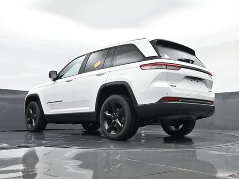 Used 2023 Jeep Grand Cherokee Limited w/ Black Appearance Package AWD/4WD image 25