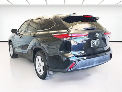 Used 2021 Toyota Highlander L image 6