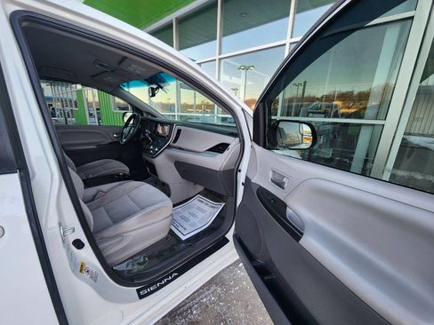 Used 2017 Toyota Sienna LE image 20