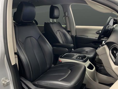 Used 2024 Chrysler Pacifica Touring-L FWD image 24