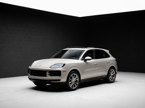 Used 2024 Porsche Cayenne AWD/4WD image 4