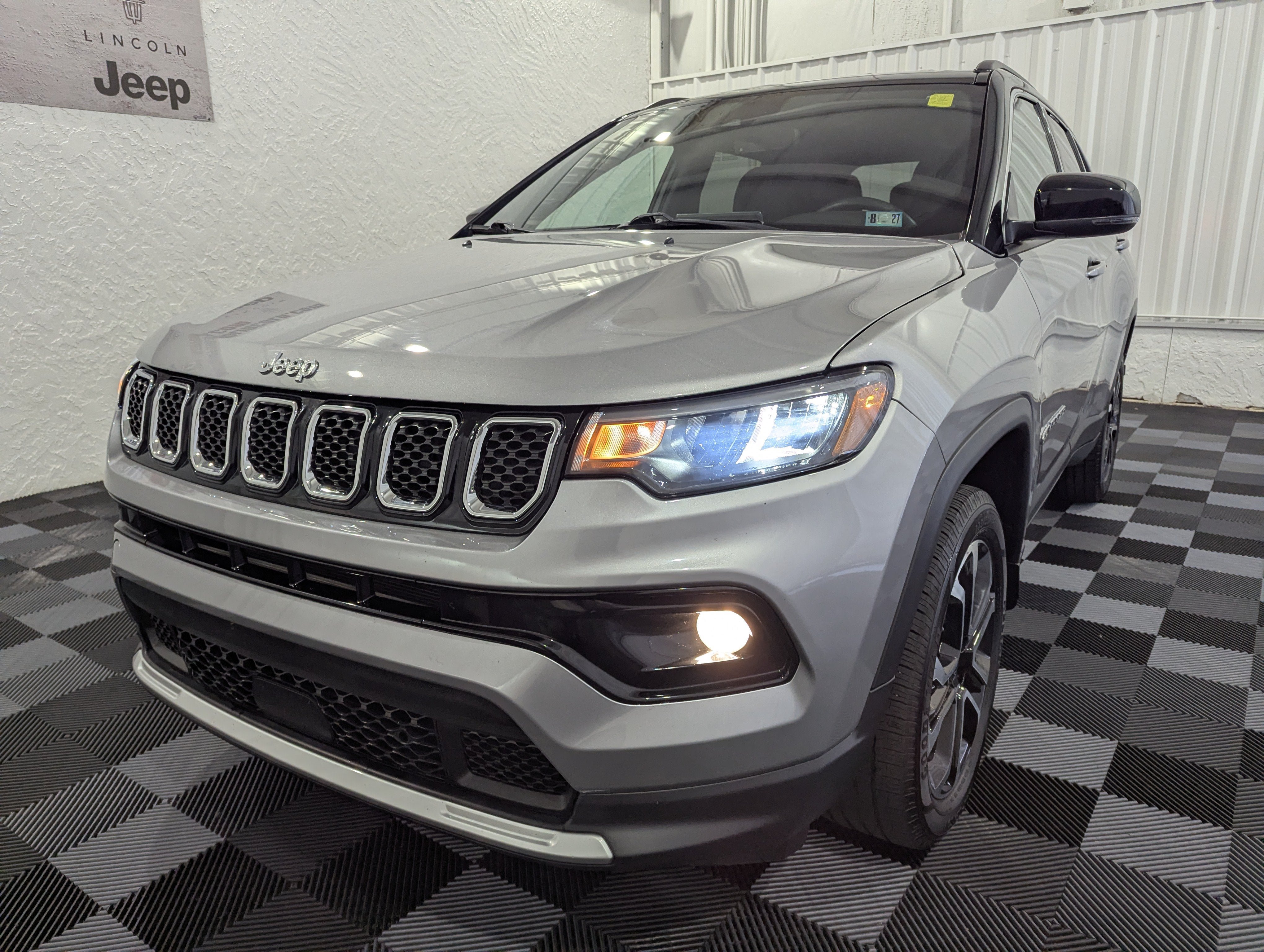 Used 2023 Jeep Compass Limited AWD/4WD image 3