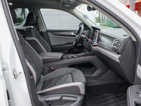 Used 2025 Volkswagen Atlas Peak Edition SE AWD/4WD image 44