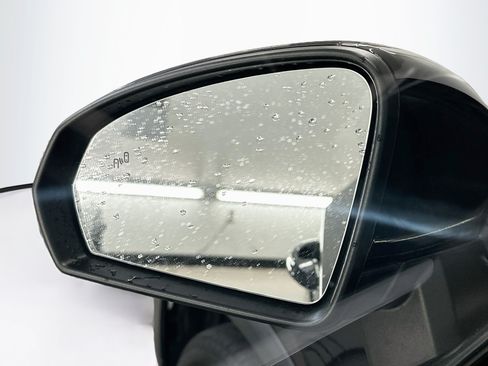 Used 2025 Volkswagen Taos SE AWD/4WD image 16