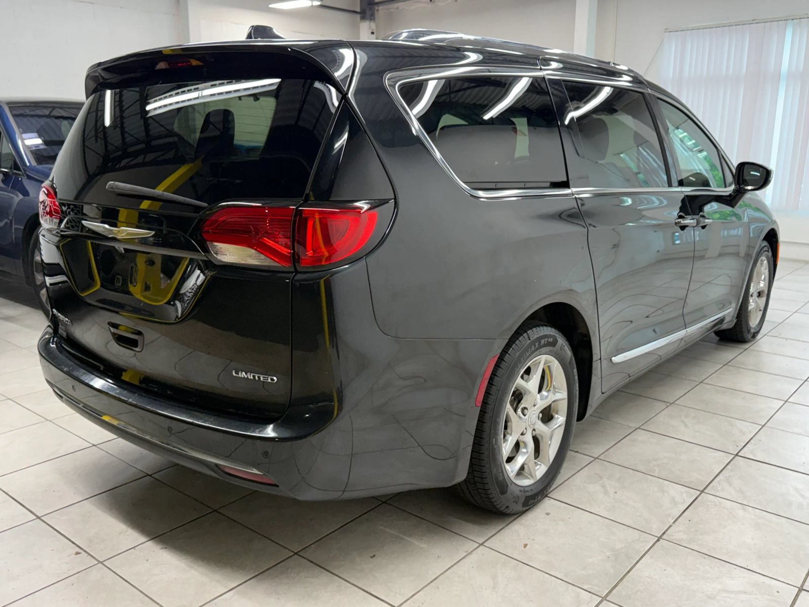 Used 2017 Chrysler Pacifica Limited FWD image 9
