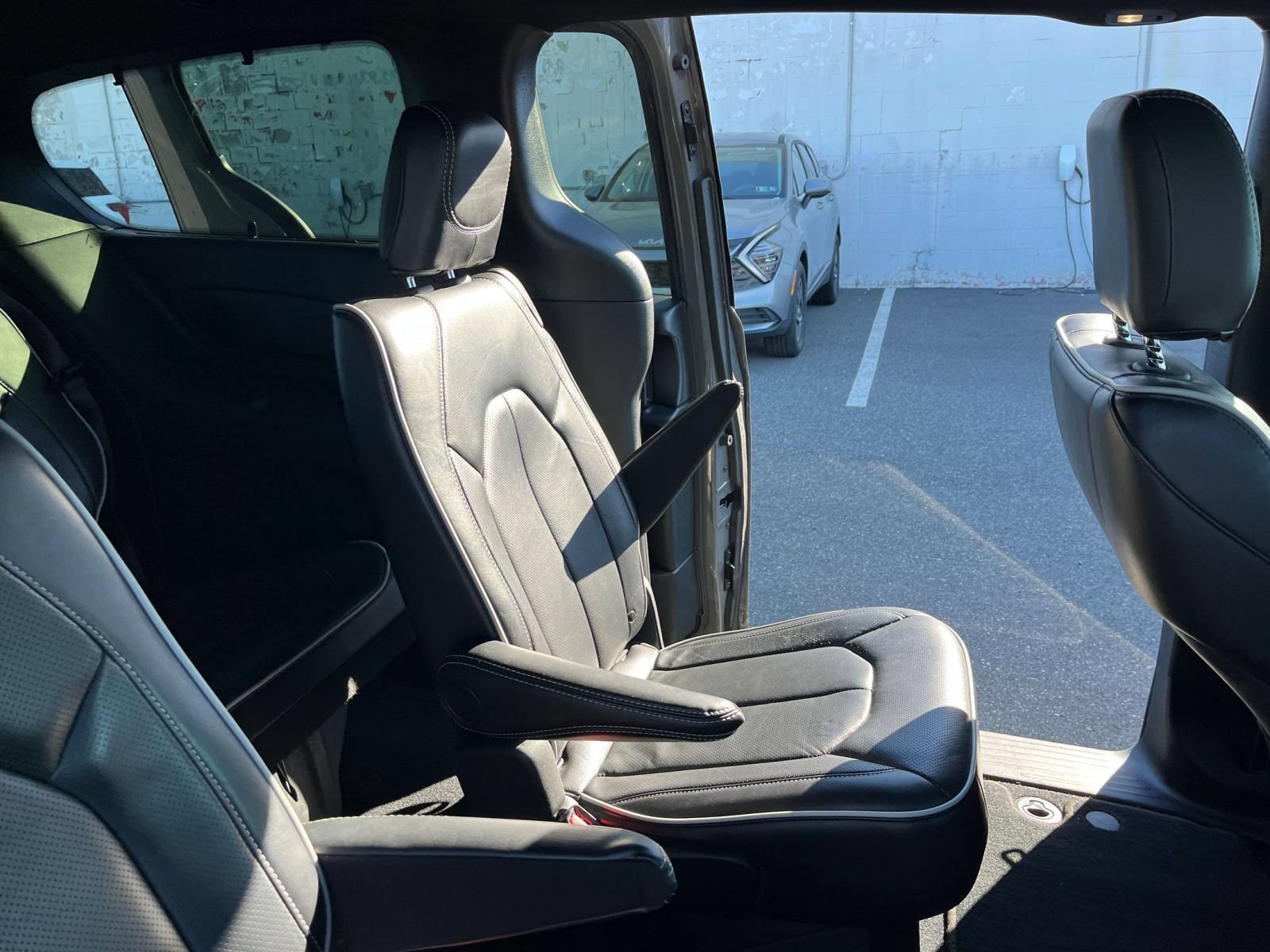 Used 2025 Chrysler Pacifica Limited FWD image 40