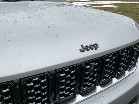 Used 2024 Jeep Grand Cherokee Summit AWD/4WD image 13