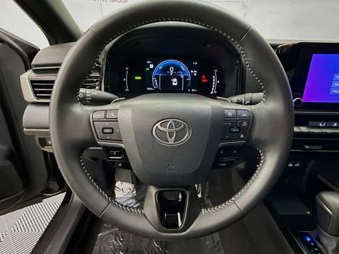 Used 2025 Toyota Camry SE image 11