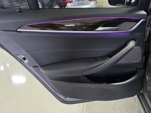 Used 2022 BMW 530e w/ Premium Package image 9