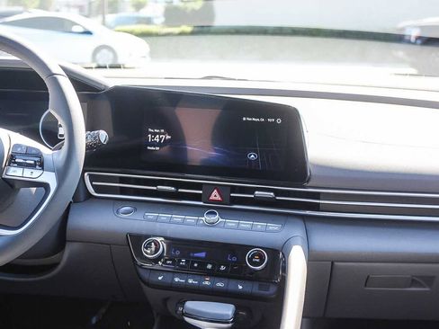 Used 2023 Hyundai Elantra SEL w/ Convenience Package image 17