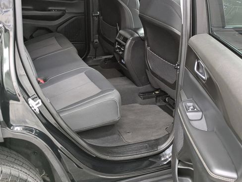 Used 2023 Jeep Grand Cherokee Laredo AWD/4WD image 21