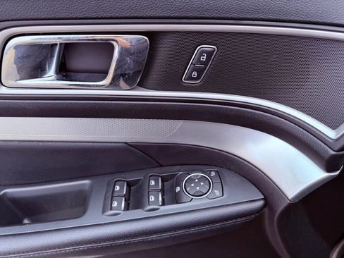 Used 2017 Ford Explorer XLT w/ Equipment Group 202A image 19