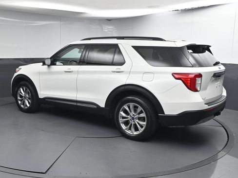 Used 2021 Ford Explorer XLT w/ Equipment Group 202A AWD/4WD image 5