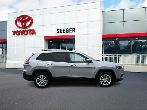 Used 2020 Jeep Cherokee Latitude FWD image 2