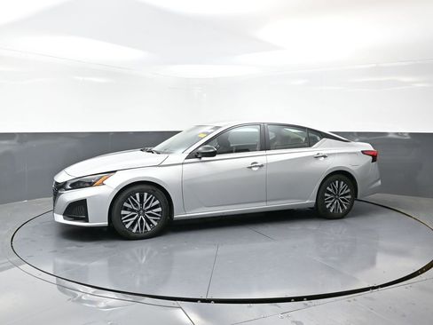 Used 2024 Nissan Altima 2.5 SV image 9