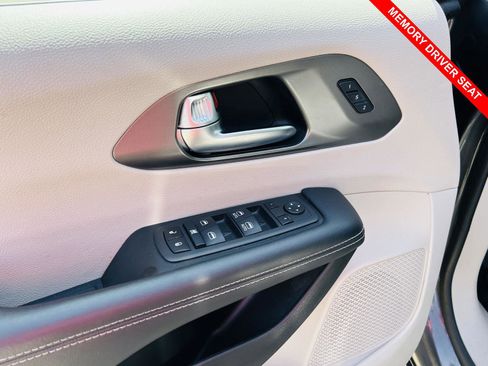 Used 2023 Chrysler Pacifica Touring-L image 13