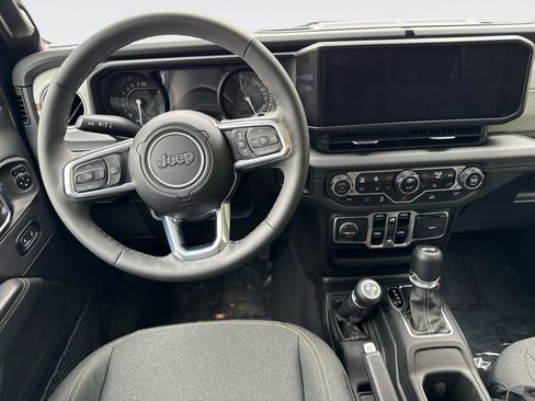 Used 2025 Jeep Wrangler Unlimited Sahara AWD/4WD image 21